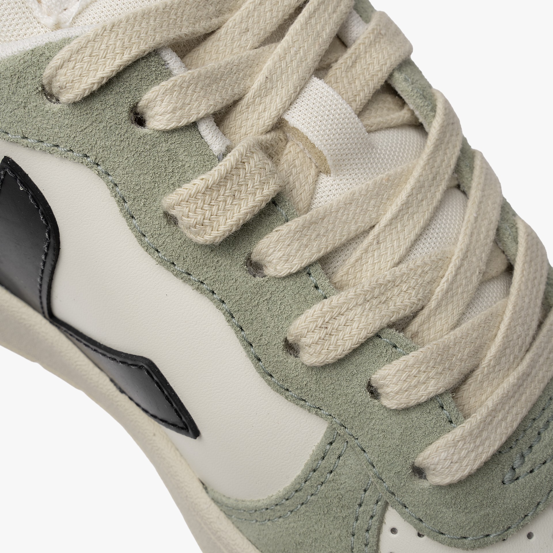 Veja V-10 Leather